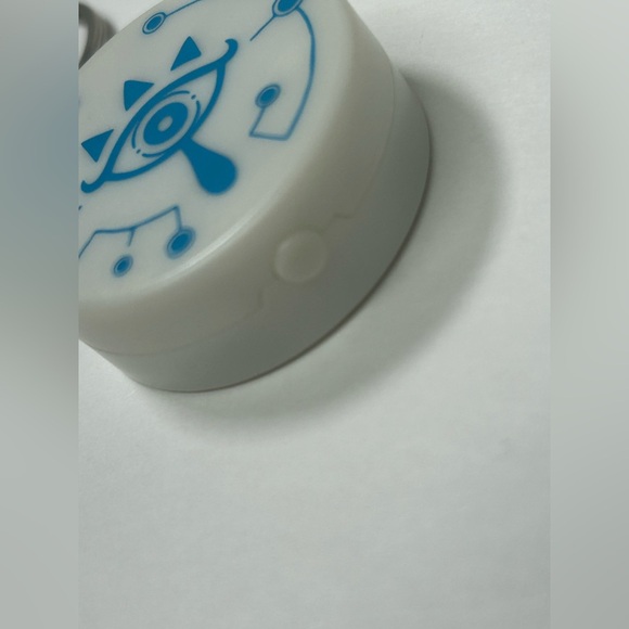 The Legend of Zelda - Sheikah Slate Light up Keychain 🗡️🛡️ - Picture 6 of 6